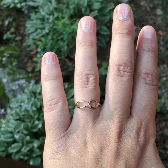 NWOT Dainty Gold Trinity Ring, sz 5.75 - Picture 2 of 7